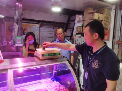 買小龍蝦遇缺斤少兩？執法人員對成都青石橋市場展開突擊檢查